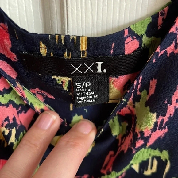 Forever 21 XXI Short Sleeve Cropped Floral Blouse with back cut-out size Small - Picture 7 of 8